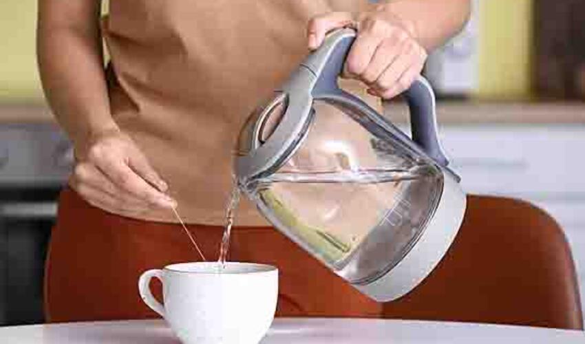 Həkim suyu təkrar qaynatmağın təhlükələri barədə xəbərdarlıq etdi