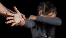 Nənə kiçik nəvələrini kişilərə qrup təcavüzü üçün satırmış