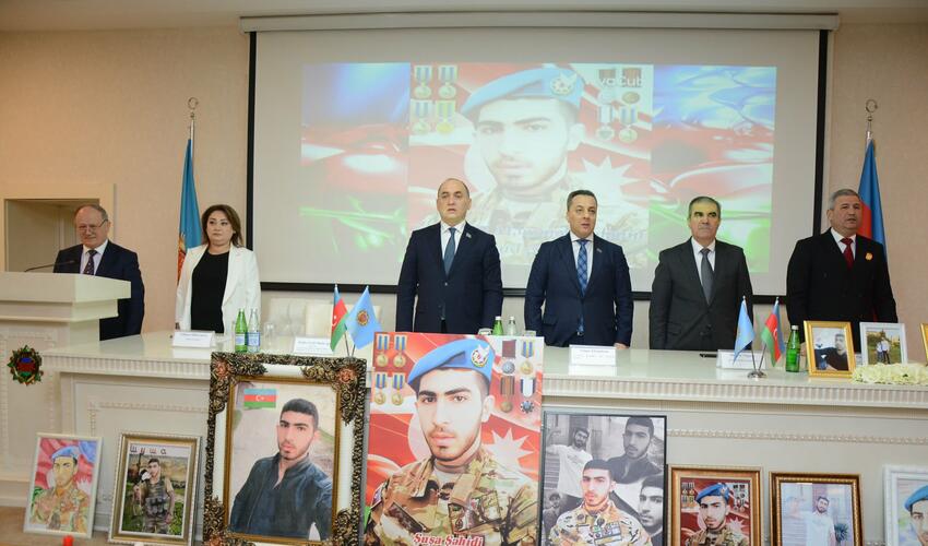 BAYRAĞA SARILAN QƏHRƏMAN