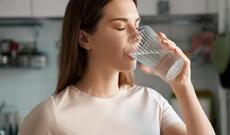 Həkim məşhur səhər vərdişinin faydası haqqında mifi dağıtdı