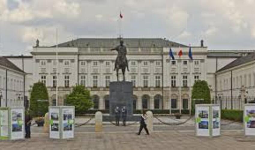 Polşa Prezident Kansleri Aparatından 140.000 dollardan çox pul oğurlanıb