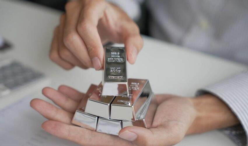 Gümüşün qiyməti 90 dollardan yuxarı qalxdı