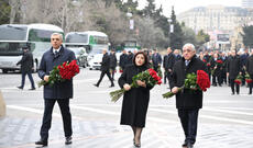 Dövlət və hökumət rəsmiləri Xocalı soyqırımı abidəsini ziyarət ediblər