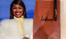 ABŞ Prezidenti Tramp Niki Minaja öz avtoqrafı ilə imzalanmış İncil hədiyyə edib