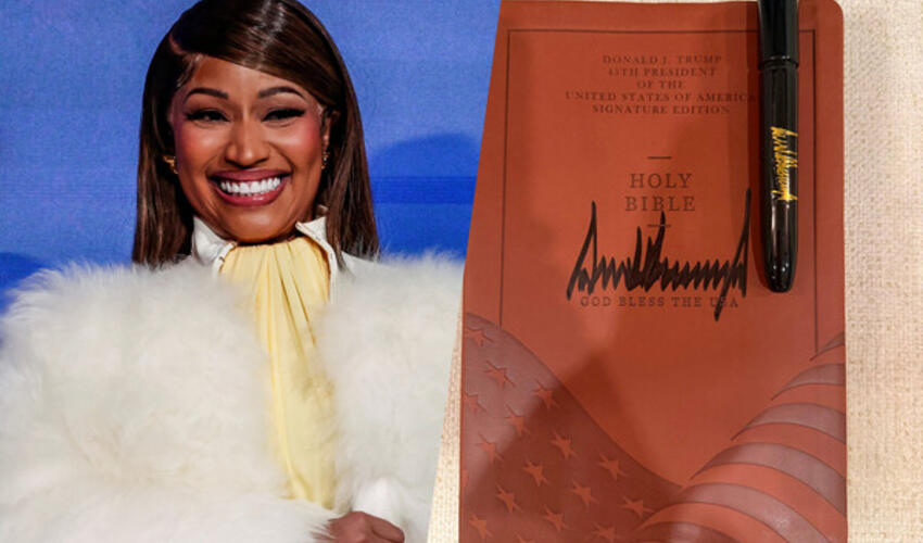 ABŞ Prezidenti Tramp Niki Minaja öz avtoqrafı ilə imzalanmış İncil hədiyyə edib