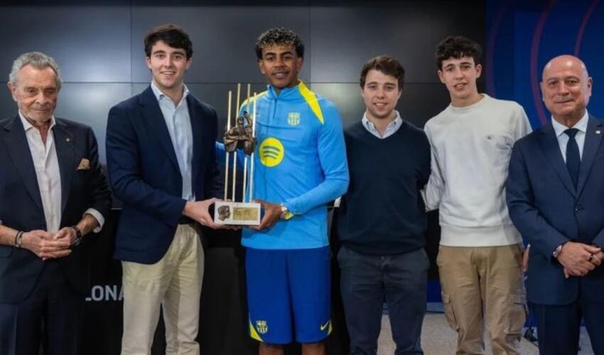 Lamin Yamal ötən mövsüm "Barselona"nın ən yaxşı futbolçusu mükafatını qazanıb