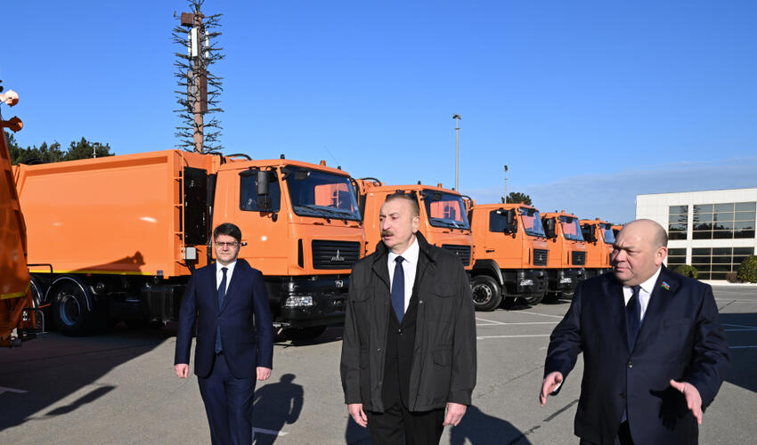 Prezident İlham Əliyev Bakıda məişət tullantıları daşıyan texnikalarla tanış olub