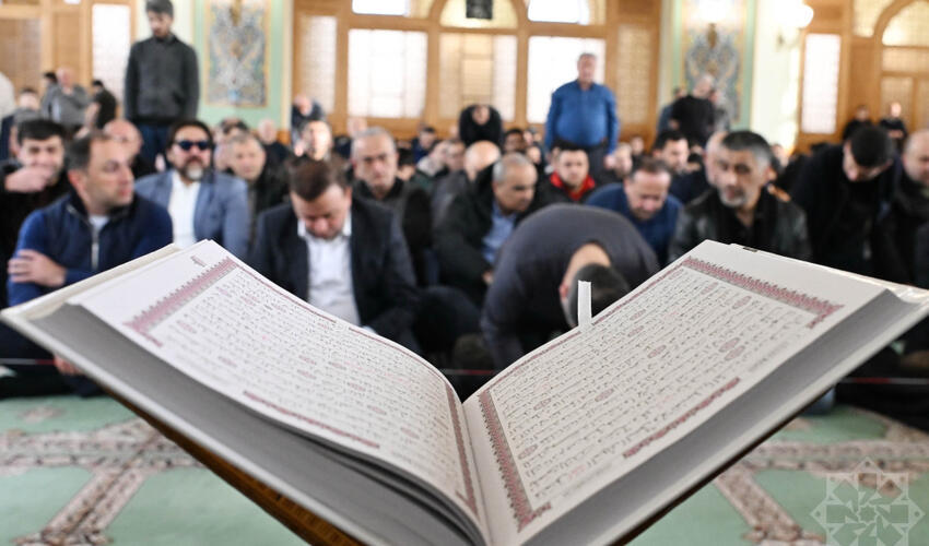 Bakının məscidlərində bayram namazı qılınıb
