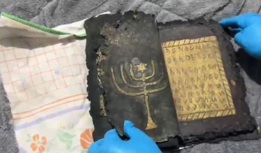 Axtarış zamanı evdən  qızıl naxışları olan tarixi kitab və qədim artefaktlar tapıldı