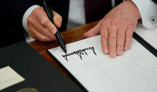 Tarixdə ilk dəfə 100 dollarlıq əsginaslarda fəaliyyətdə olan prezidentin- Donald Trampın imzası yer alacaq