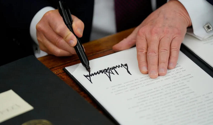 Tarixdə ilk dəfə 100 dollarlıq əsginaslarda fəaliyyətdə olan prezidentin- Donald Trampın imzası yer alacaq