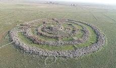 Peyklərdən istifadə edərək tədqiqatçılar məşhur Rujm əl-Hiri abidəsinin ətrafında daha 28 daş dairəsi kəşf ediblər.