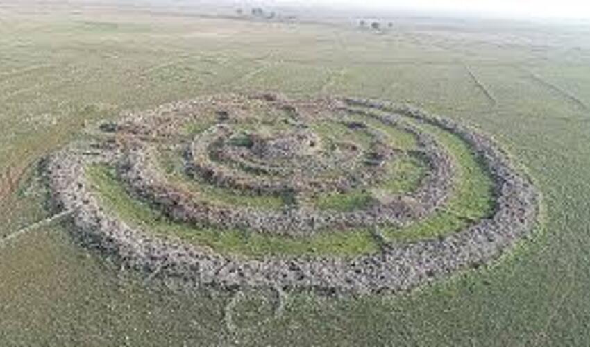 Peyklərdən istifadə edərək tədqiqatçılar məşhur Rujm əl-Hiri abidəsinin ətrafında daha 28 daş dairəsi kəşf ediblər