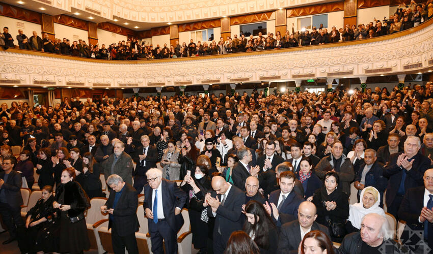 Xalq artisti Rasim Balayev son mənzilə yola salınıb