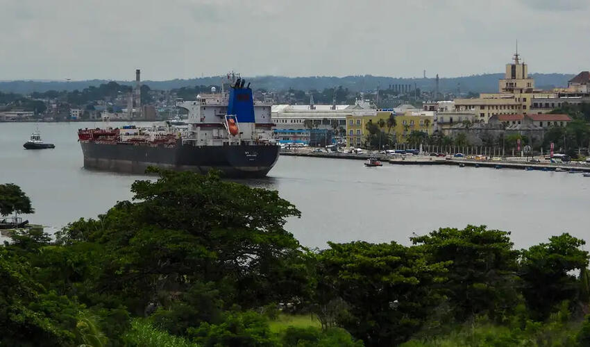 ABŞ rus neft tankerinin Kubaya keçməsinə icazə verdi