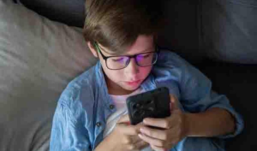 Yunanıstanda 15 yaşdan kiçik uşaqlar üçün sosial şəbəkələrə qadağa qoyulacaq