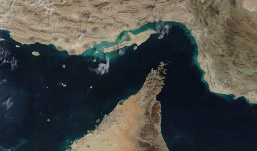 İran gəmilərin keçidi üçün Hörmüz boğazını açıb