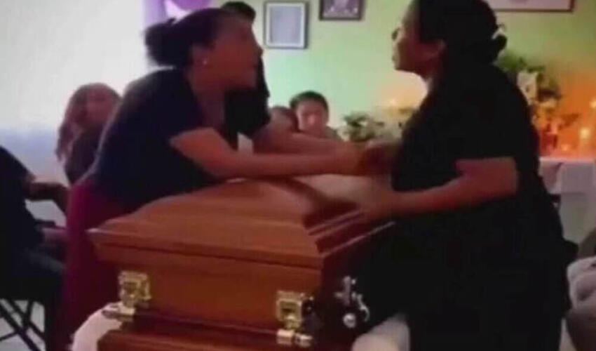 Meksikada qadınlar vəfat etmiş sevgililərinin tabutu yanında dalaşıblar