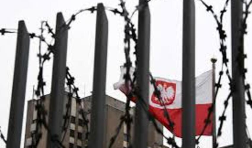 Polşa Belarusla sərhəddə yeni hasarın tikintisinə başlayıb