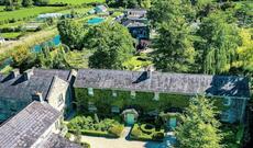 İrlandiyada pab və kilsə ilə birlikdə bütün bir kənd 20 milyon avroya satılır