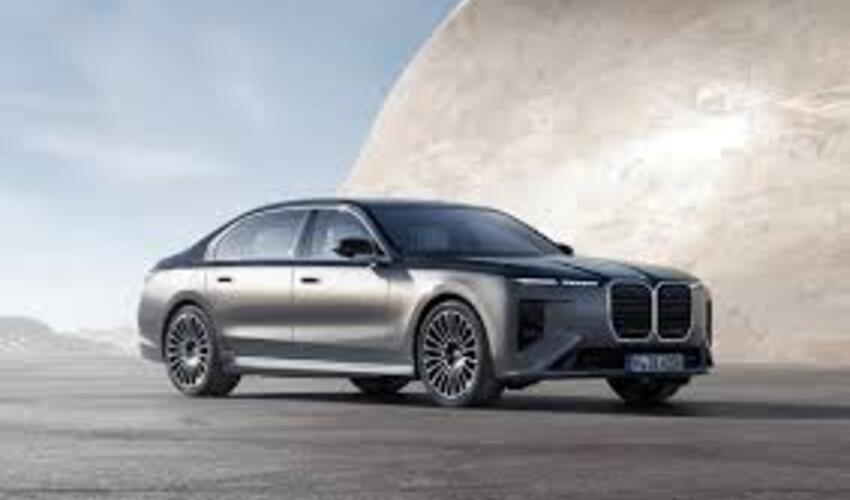 Yenidən dizayn edilmiş BMW 7-ci Seriyalı flaqman sedanı təqdim edildi