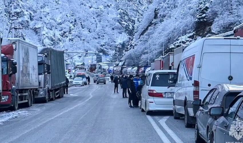 Yuxarı Lars yolu  yenidən ağır yük maşınları üçün bağlanıb