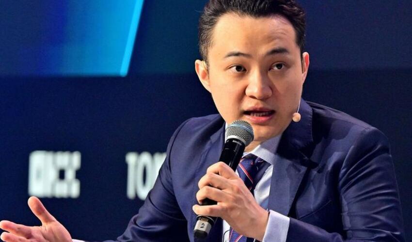 Milyarder Castin San Tramp ailəsinin şirkətini hədə-qorxu ilə pul tələb etməkdə ittiham etdi