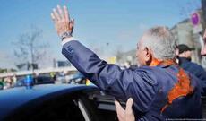 Almaniyada İran şahı Pəhləvinin oğlunun üstünə qırmızı maye atıblar