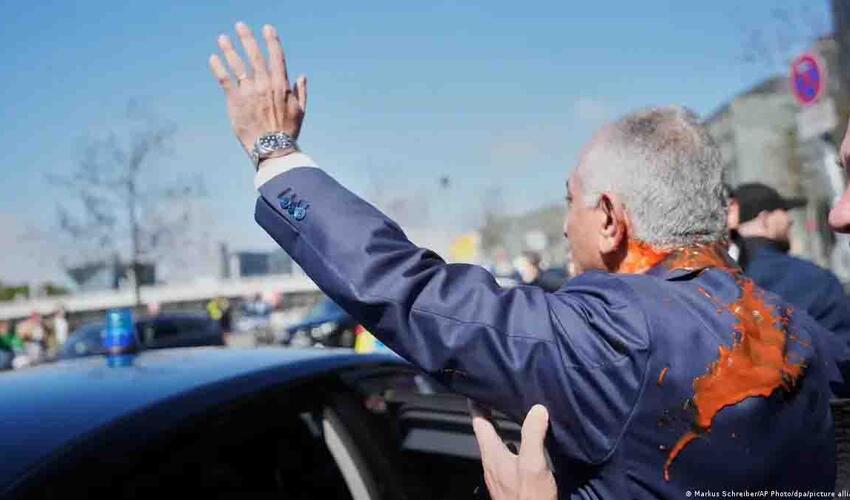 Almaniyada İran şahı Pəhləvinin oğlunun üstünə qırmızı maye atıblar