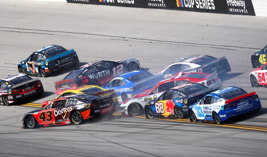 ABŞ-da NASCAR yarışında kütləvi qəza baş verib