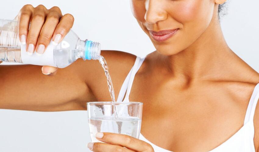 Mütəxəssis əsl müalicəvi suyu saxtasından necə ayırmaq lazım olduğunu izah etdi