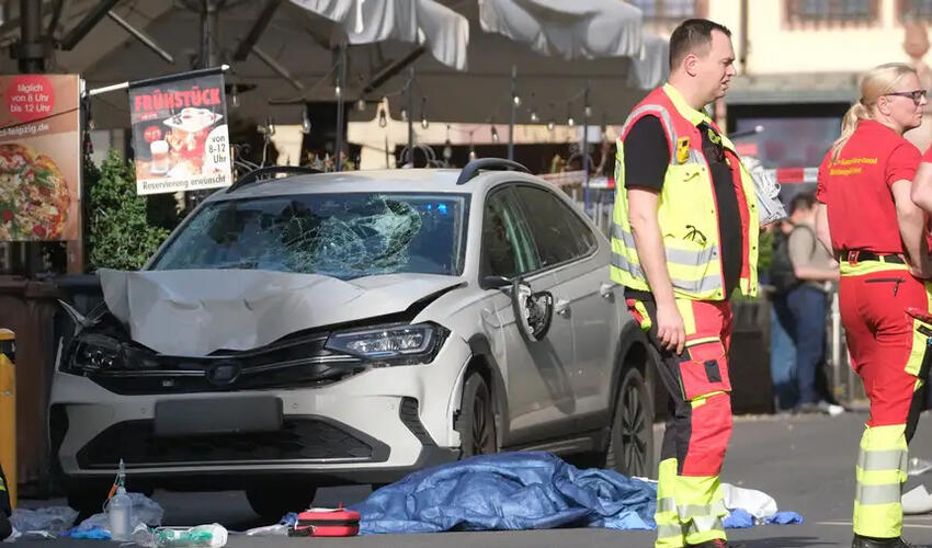Leypsiq şəhərinin mərkəzində avtomobil izdihamın üzərinə sürülüb, bir neçə nəfər ölüb