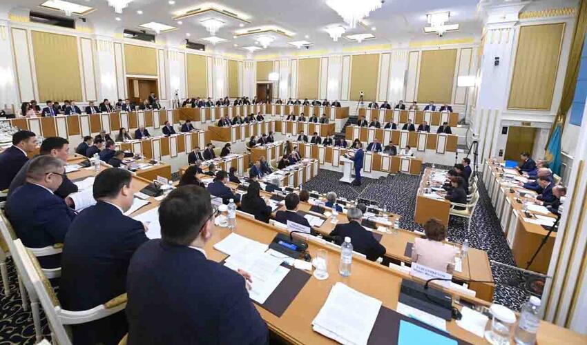 Qazaxıstan Parlamenti birpalatalı Kurultayın yaradılmasını təsdiqlədi