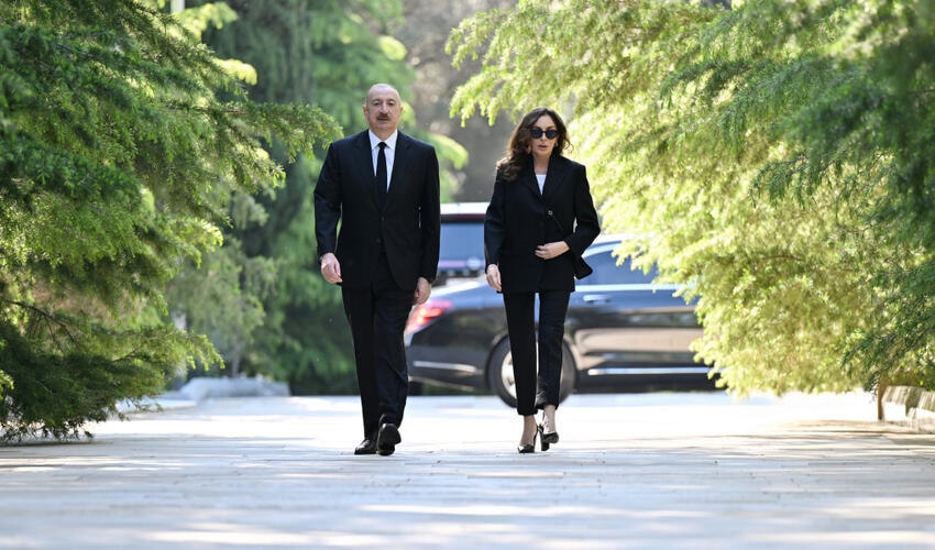 Prezident İlham Əliyev və birinci xanım Mehriban Əliyeva Fəxri xiyabanda Ulu Öndər Heydər Əliyevin məzarını ziyarət ediblər