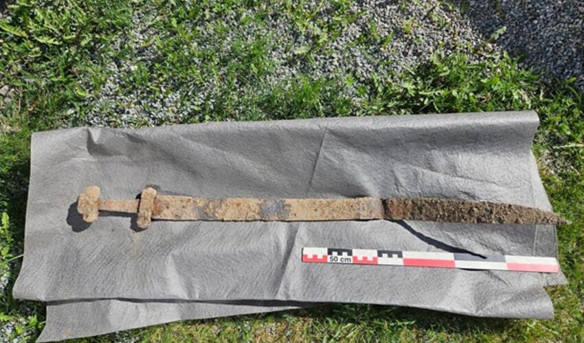 Altı yaşlı bir oğlan Norveçdə bir tarlada 1300 illik bir qılınc tapdı