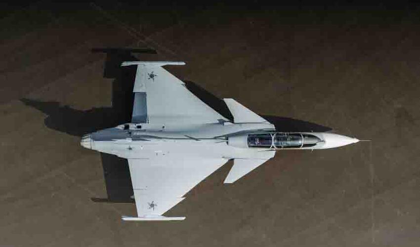 İsveçlilər yeni Gripen F qırıcı təyyarəsini ilk dəfə nümayiş etdirdilər