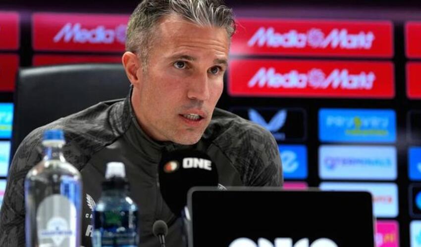 "Feyenoord" rəhbərliyi Robin Van Persini istefaya göndərib