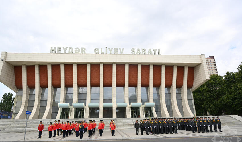 Paytaxtda hərbi orkestrlərin müşayiəti ilə yürüşlər keçirilib