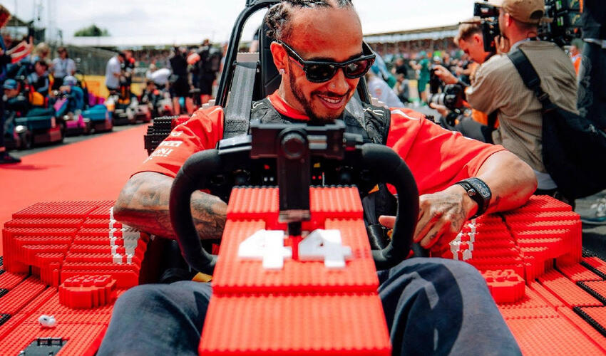 "Formula-1" pilotları LEGO bolidlərində yarış keçiriblər