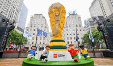 Lego futbol üzrə Dünya Çenpionatının kubokunun səkkiz metrlik nüsxəsini təqdim edib
