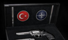 Ərdoğan NATO liderlərinə adlarına həkk olunmuş tapançalar hədiyyə edib