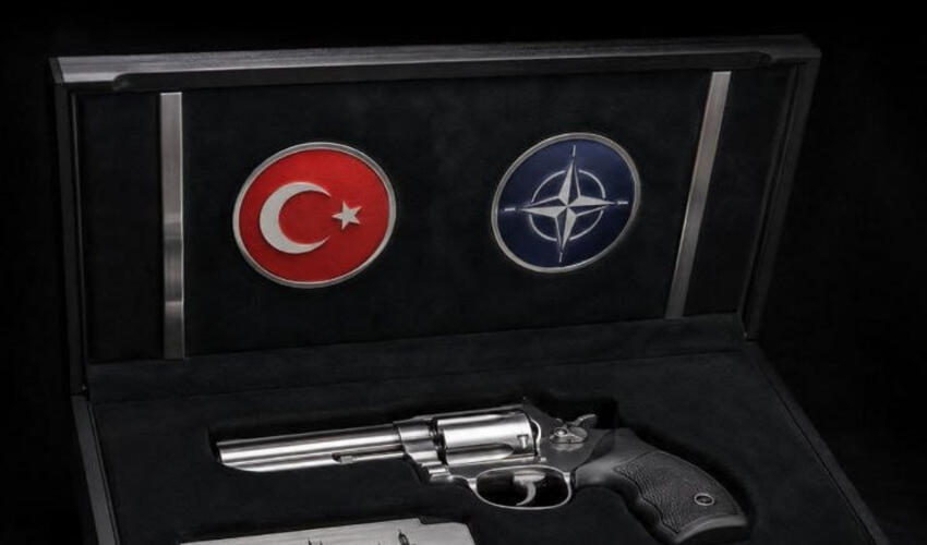 Ərdoğan NATO liderlərinə adlarına həkk olunmuş tapançalar hədiyyə edib