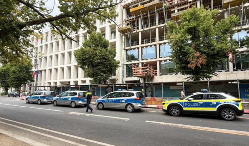 Polis Berlində baş verən avtomobil qəzasında şübhəlinin güllələndiyini təsdiqləyib
