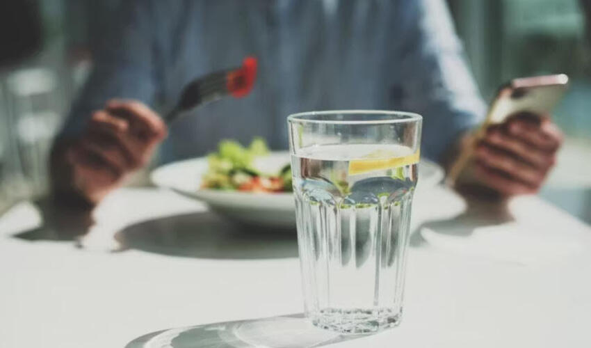 Alimlər müəyyən ediblər ki, nahar zamanı bir stəkan su içmək arıqlamağa mane olur