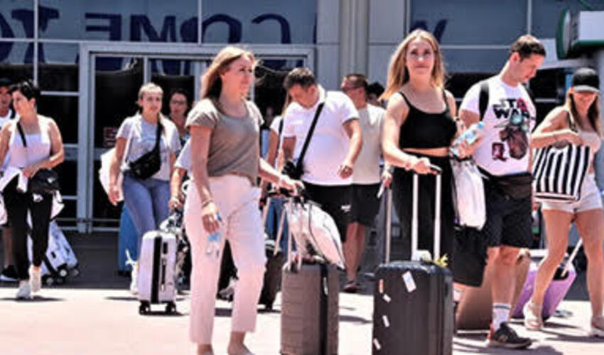 Turistlər yarım ildə Gürcüstana təxminən 2 milyard dollar gəlir gətirib