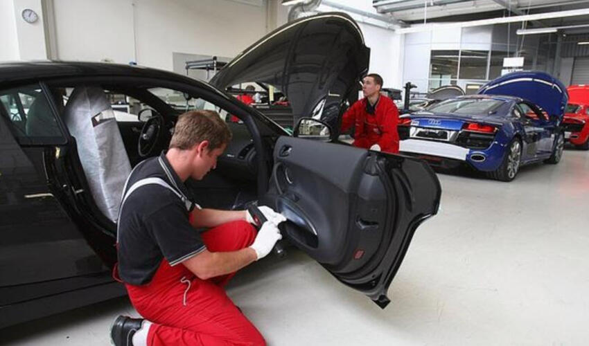 Minlərlə Audi işçisi zavodun ləğvinə qarşı üsyan etdi