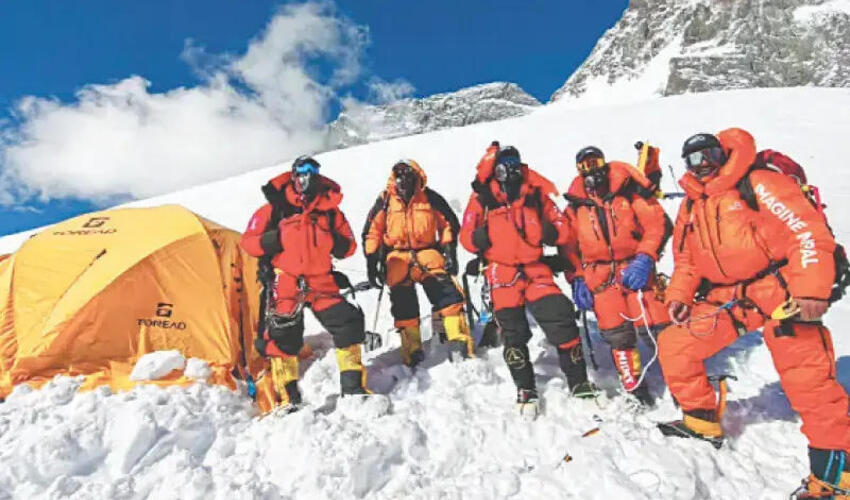 Pakistanda qar uçqunu nəticəsində 10 alpinist itkin düşüb