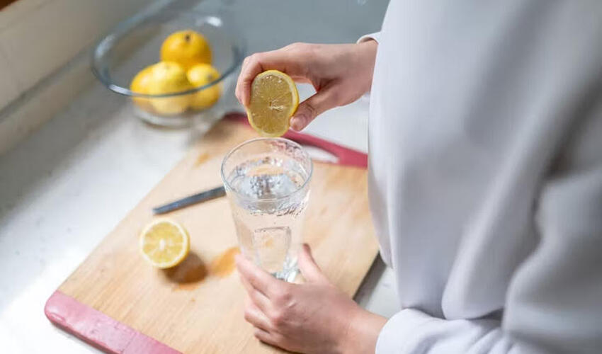 Diyetoloq limonlu suyun həzmi yaxşılaşdırıb-yaxşılaşdırmadığını açıqlayıb
