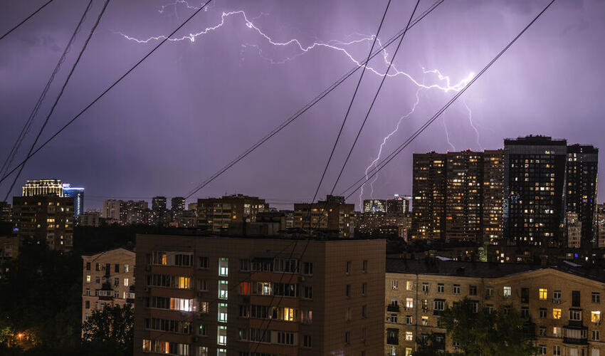 Telefonlar ildırım çəkmir, lakin elektrik rozetkasından doldurulması təhlükəli ola bilər