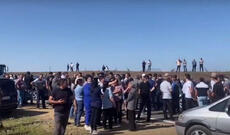 Ermənistanda fermerlər şaftalının ucuz qiymətə satılmasına etiraz olaraq yolu bağlayıblar